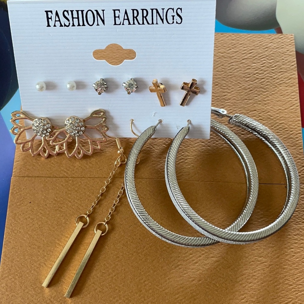 6 pair of earrings gold/silver/pearl